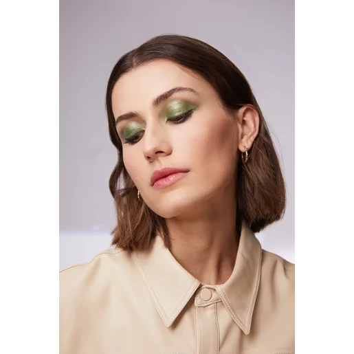 alcina-modell-make-up-trends-autumn-winter-2023-statement-eyes-eyeshadow-cosmic-green-v1-webp