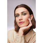 alcina-modell-make-up-trends-autumn-winter-2023-statement-eyes-eyeshadow-cosmic-green-v2-webp