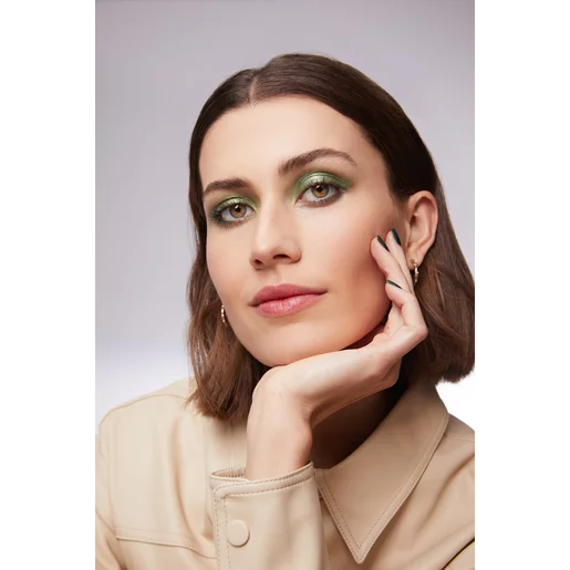 alcina-modell-make-up-trends-autumn-winter-2023-statement-eyes-eyeshadow-cosmic-green-v2-webp