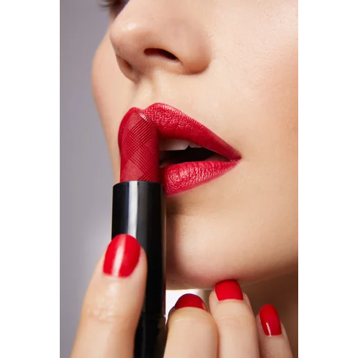 alcina-modell-make-up-trends-autumn-winter-2023-timeless-red-ultra-red-lips-lipstick-cold-red-webp